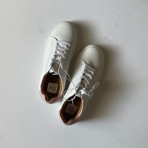 NWT Dolce Vita Size 7 White Sneakers
